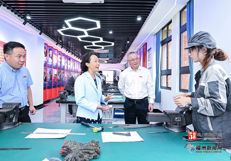 郭宁宁到beat365英国官网网站讲授思政课