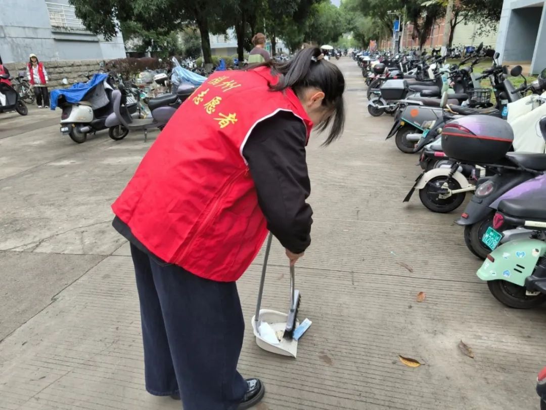 图3为党员志愿者打扫学生社区和活动室4.jpeg