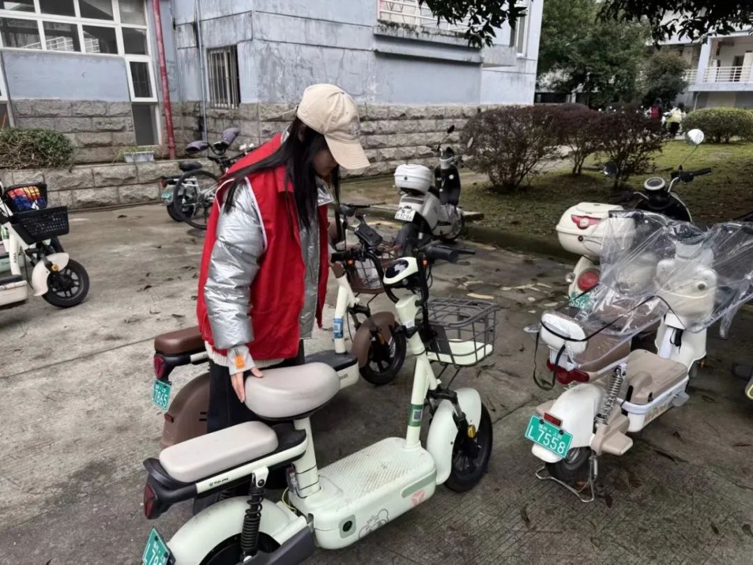 图2为党员志愿者停放电动车.jpeg